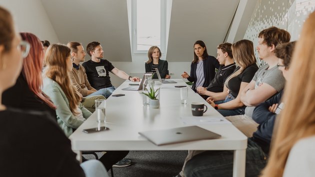 besprechung_ganzesTeam