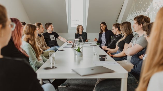 besprechung_ganzesTeam